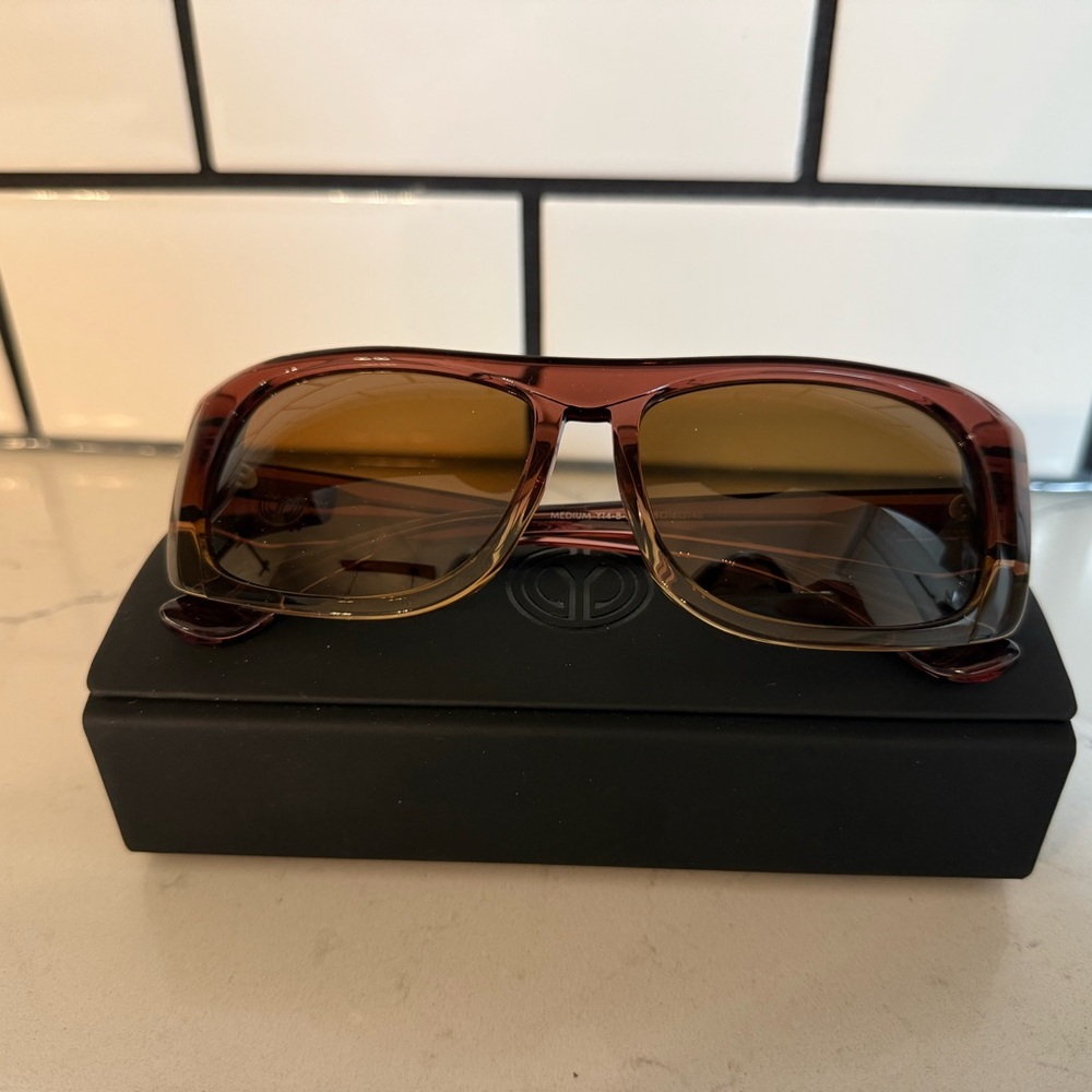 Yunizon maroon/tan Sunglasses with Black Case